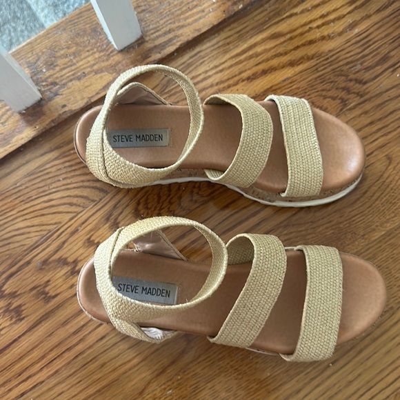 Sandals - Picture 1 of 2
